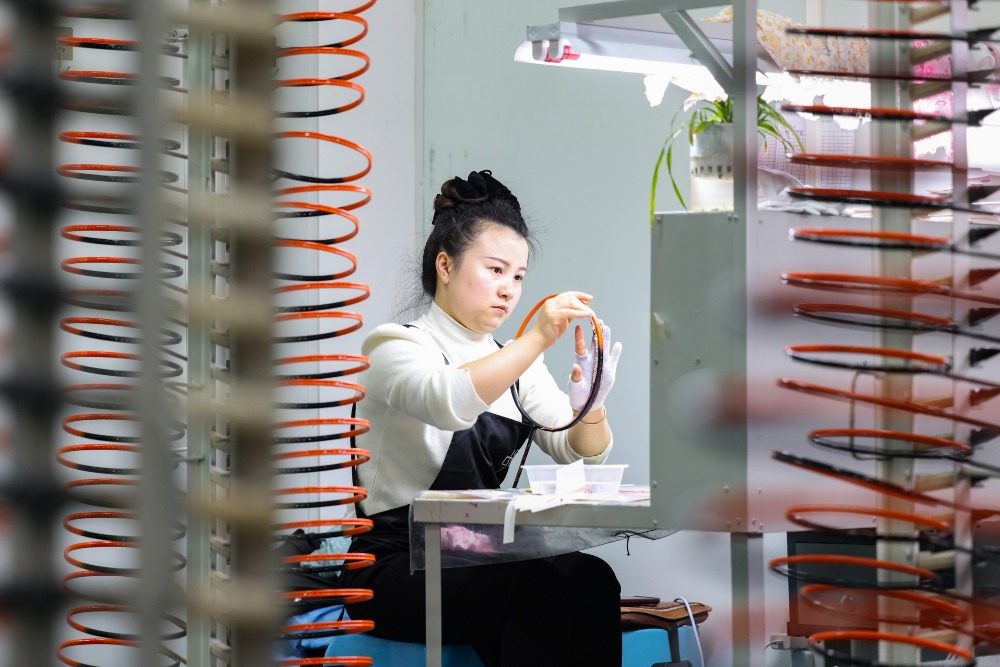 貴州錦屏縣的羽毛球產業，帶動周邊的配套產業發展，例如羽球拍的生產製造。
